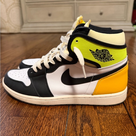 Air Jordan Retro 1 ‘Volt’ Sz 11 - Picture 3 of 10